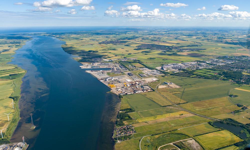Port of Aalborg råder over 4,9 mio. kvm. Havnen har netop lejet 400.000 kvm. ud til Siemens Gamesas oplagring af vindmøllevinger. Port of Aalborg råder over 4,9 mio. kvm. Havnen har netop lejet 400.000 kvm. ud til Siemens Gamesas oplagring af vindmøllevinger.