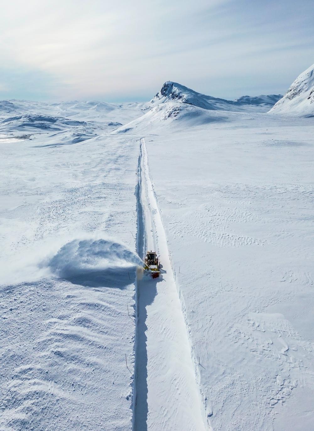 Det har varit mindre snö än vanligt denna vinter, och det gjorde det möjligt att öppna vägen så tidigt som i mitten av mars. Det har varit mindre snö än vanligt denna vinter, och det gjorde det möjligt att öppna vägen så tidigt som i mitten av mars.
