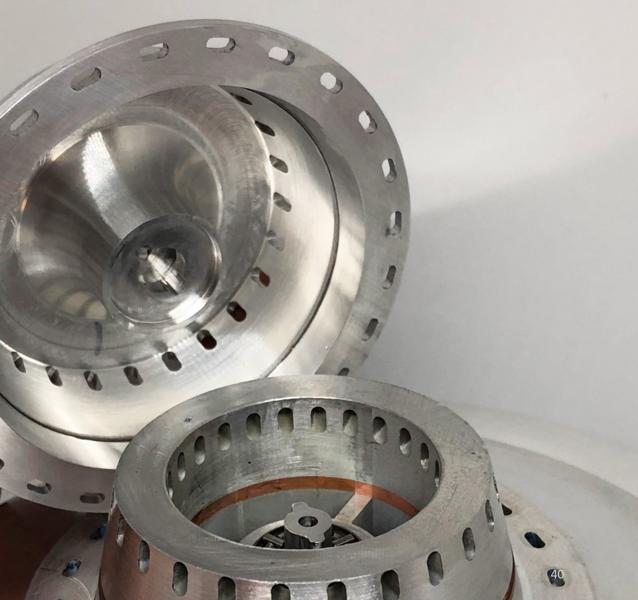 Kobber og aluminium, aluminium og rustfritt stål, kobber og nikkel, aluminium og tantal – dette er bare noen få av metallene som kan sammenføyes via UAM. Som en «solid state-prosess» kan UAM slå sammen ulike metaller uten å endre hvert metalls materialegenskaper eller skape uønskede metallurgiske utfall, for eksempel intermetalliske materialer. Multimaterialarrangementer, gradienter og andre tilpassede kombinasjoner er mulig I tillegg kan Fabrisonic produsere prototyper for kunden for å teste nye design og materialkombinasjoner som ikke er mulig gjennom tradisjonell produksjon eller andre additive prosesser. Kobber og aluminium, aluminium og rustfritt stål, kobber og nikkel, aluminium og tantal – dette er bare noen få av metallene som kan sammenføyes via UAM. Som en «solid state-prosess» kan UAM slå sammen ulike metaller uten å endre hvert metalls materialegenskaper eller skape uønskede metallurgiske utfall, for eksempel intermetalliske materialer. Multimaterialarrangementer, gradienter og andre tilpassede kombinasjoner er mulig I tillegg kan Fabrisonic produsere prototyper for kunden for å teste nye design og materialkombinasjoner som ikke er mulig gjennom tradisjonell produksjon eller andre additive prosesser.