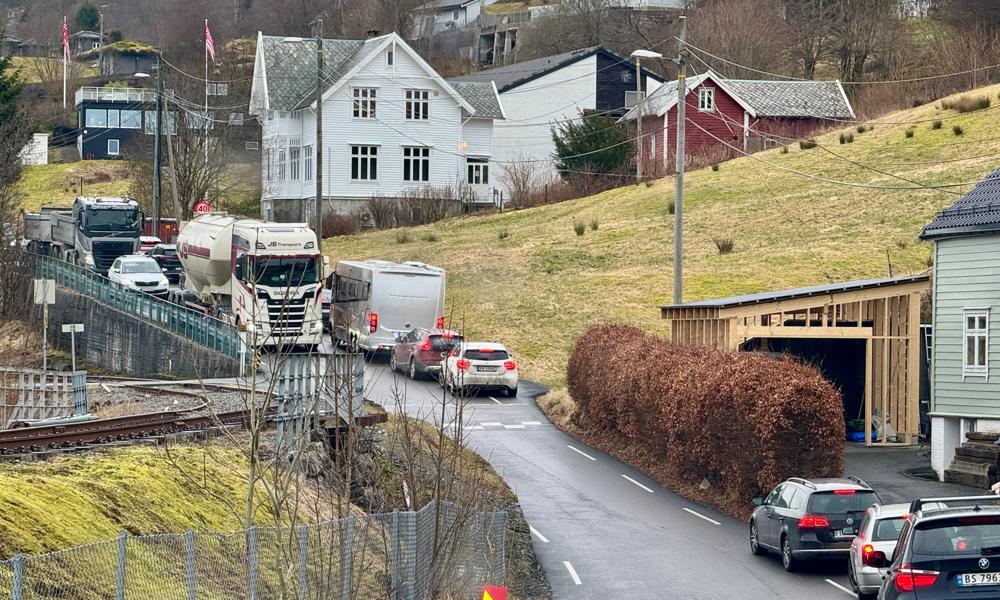 E16 Arnanipatunnelen ble åpnet i 1980. Da var denne veien utrangert. I går måtte den ta unna trafikkbelastningen anno 2025. Det gikk som det måtte gå. E16 Arnanipatunnelen ble åpnet i 1980. Da var denne veien utrangert. I går måtte den ta unna trafikkbelastningen anno 2025. Det gikk som det måtte gå.