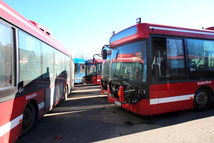 Ett 30-tal bussar står parkerade i väntan på att demonteras. Ett 30-tal bussar står parkerade i väntan på att demonteras.