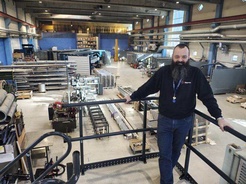 Erland Andresen, produksjonssjef hos Trosterud Mekaniske Verksted AS, har god oversikt over sveiseverkstedet, som forøvrig er romslig og har god belysning. Erland Andresen, produksjonssjef hos Trosterud Mekaniske Verksted AS, har god oversikt over sveiseverkstedet, som forøvrig er romslig og har god belysning.