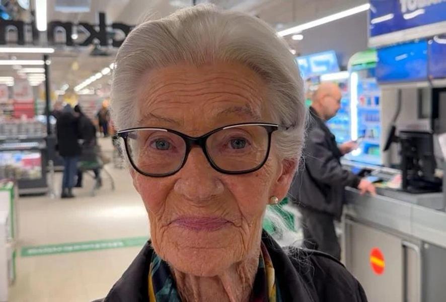 Kunden Solgun Bergqvist är nöjd med resultatet av Coop Timrås nya utseende. Kunden Solgun Bergqvist är nöjd med resultatet av Coop Timrås nya utseende.