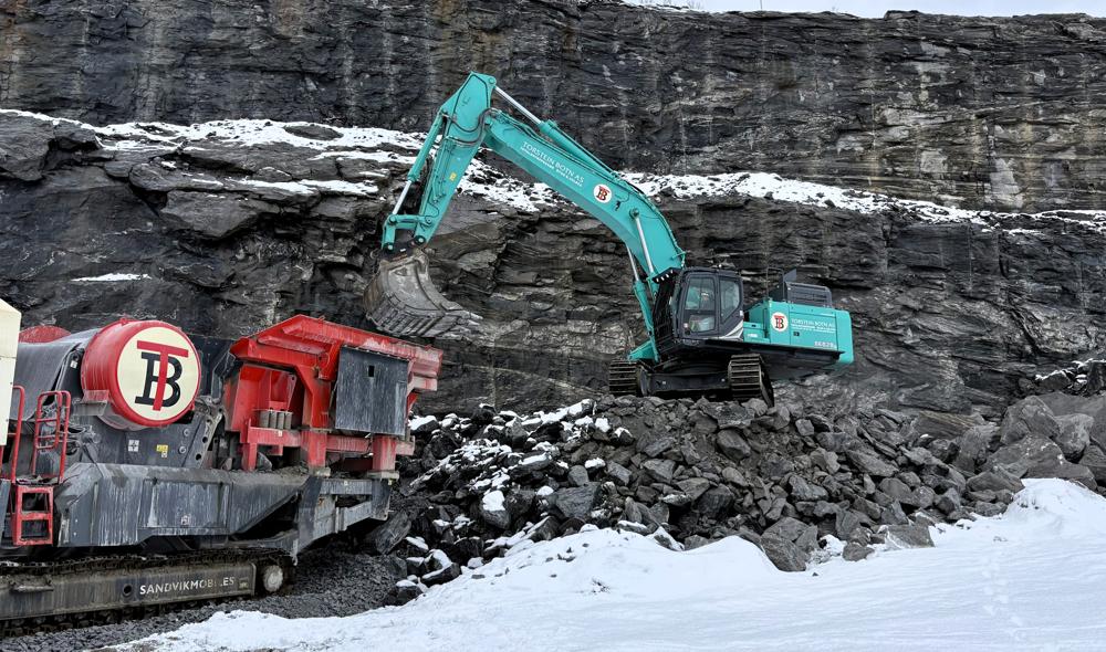 Den nye Kobelco SK520LC-11E skal gå i pukkverket i Sandnessjøen. Den nye Kobelco SK520LC-11E skal gå i pukkverket i Sandnessjøen.