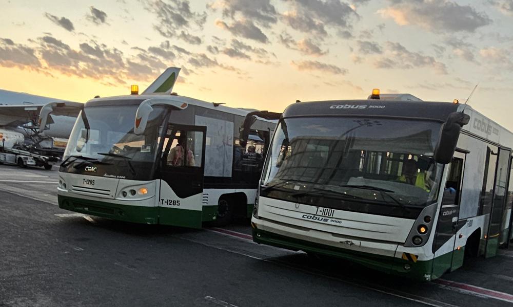 Bussar från Cobus står uppställda i väntan på att skjutsa passagerare på flygplatsen i Etiopien. Bussar från Cobus står uppställda i väntan på att skjutsa passagerare på flygplatsen i Etiopien.