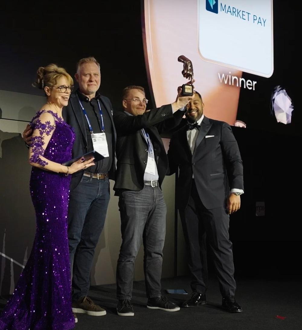 Lars Andersen, direktör produkter & försäljning, och Petri Ahti, försäljningsdirektör, tog emot Merchant Payment Acceptance Award vid en gala i Berlin. Lars Andersen, direktör produkter & försäljning, och Petri Ahti, försäljningsdirektör, tog emot Merchant Payment Acceptance Award vid en gala i Berlin.