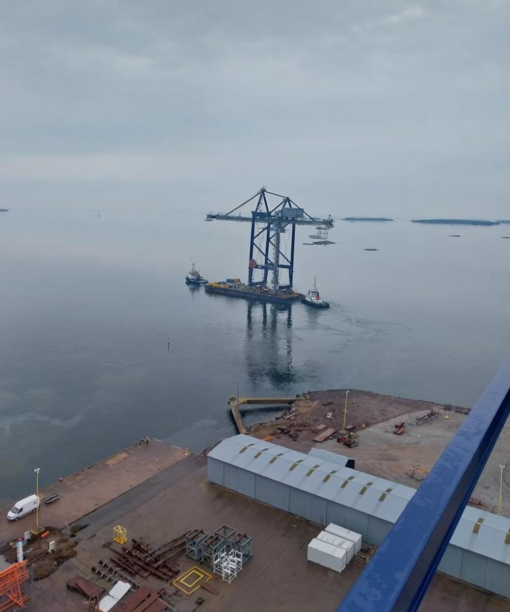 De store kraner vil blive sejlet en ad gangen til CMP's nye containerterminal i Ydre Nordhavn og forventes at ankomme med nogle ugers mellemrum. De store kraner vil blive sejlet en ad gangen til CMP's nye containerterminal i Ydre Nordhavn og forventes at ankomme med nogle ugers mellemrum.