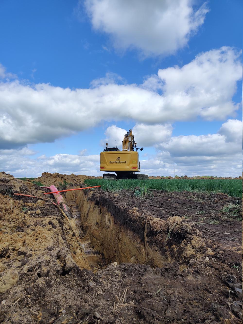 Der graves ved slutpunktet på en styret boring, så man kan få røret/kablet lagt ned i den rigtige dybde. Der graves ved slutpunktet på en styret boring, så man kan få røret/kablet lagt ned i den rigtige dybde.