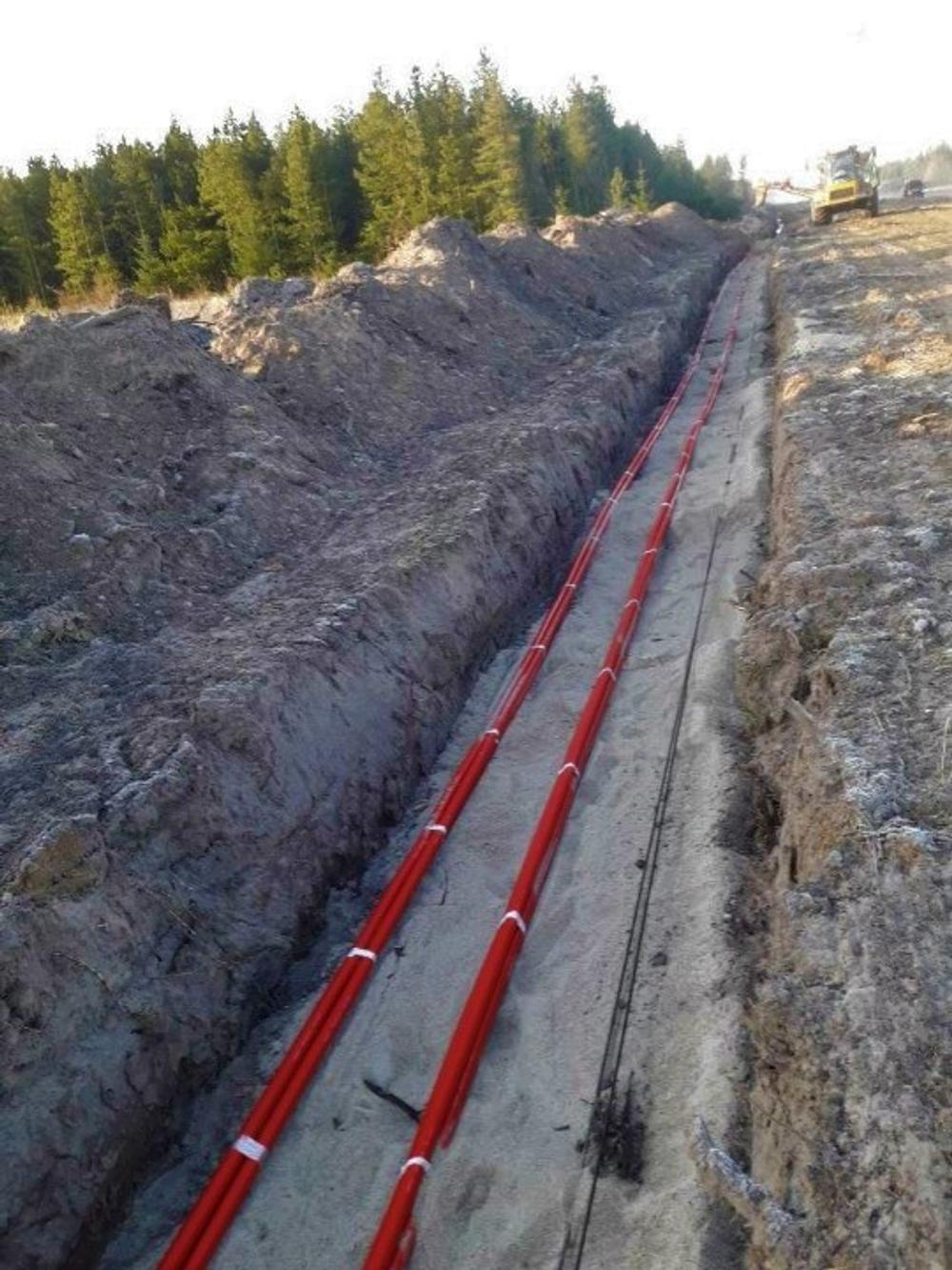 Her er der trukket kabler i åben rende, hvor kablerne ligger på et sandlag – herefter bliver der lagt sand og dækbånd på. Her er der trukket kabler i åben rende, hvor kablerne ligger på et sandlag – herefter bliver der lagt sand og dækbånd på.