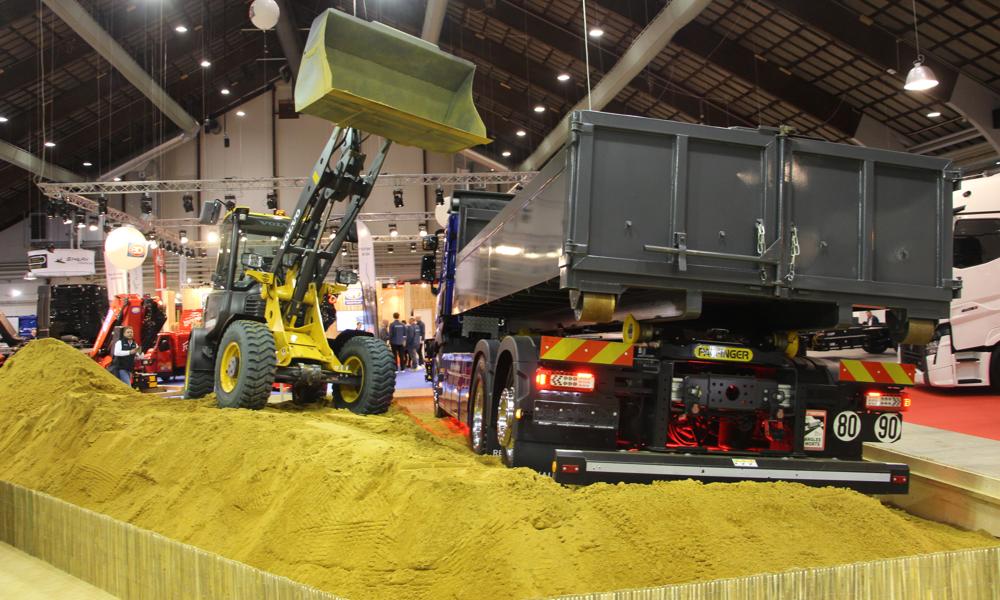 Man er vel i familie - så to entreprenørkøretøjer fra Volvo-programmet har også fundet vej til Renaults sandkasse. Man er vel i familie - så to entreprenørkøretøjer fra Volvo-programmet har også fundet vej til Renaults sandkasse.