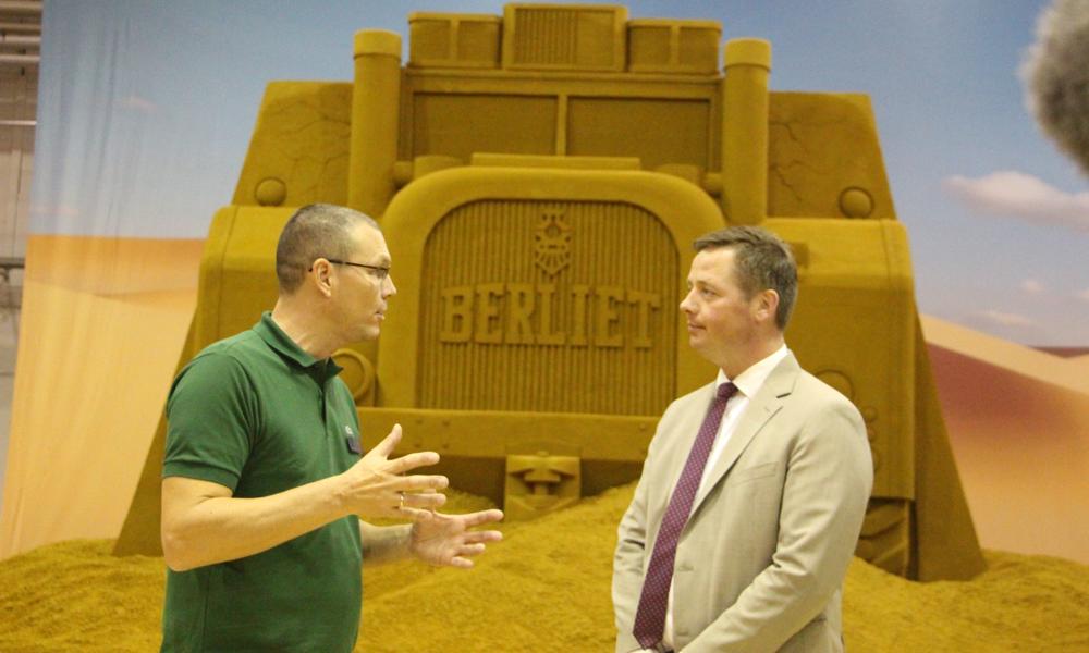 Transportminister Thomas Danielsen (th.) besøgte Renaults stand torsdag formiddag - og fik hele historien af country manager Claus Rieland, Renault Trucks Danmark. Transportminister Thomas Danielsen (th.) besøgte Renaults stand torsdag formiddag - og fik hele historien af country manager Claus Rieland, Renault Trucks Danmark.