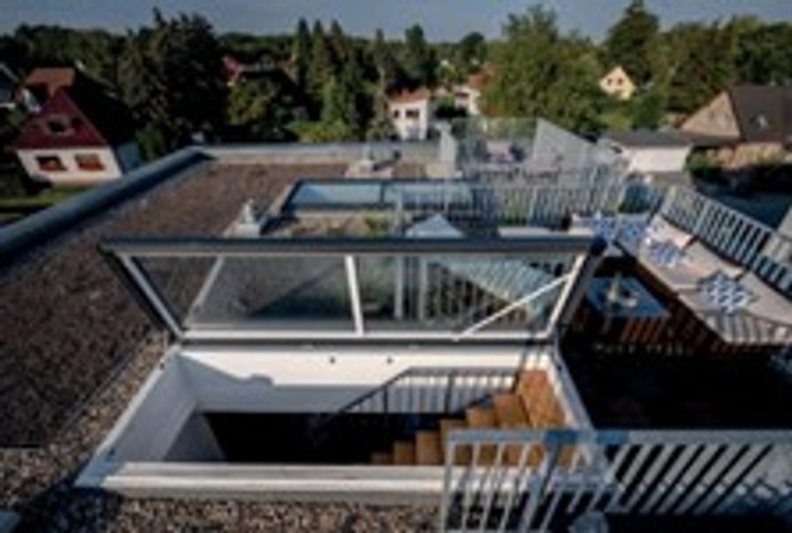Glasdøren til tagterrassen styres af en hydraulisk pumpe, der er hurtigere og mere støjsvag end tilsvarende elmotorer, som man ser andre steder. Glasdøren til tagterrassen styres af en hydraulisk pumpe, der er hurtigere og mere støjsvag end tilsvarende elmotorer, som man ser andre steder.