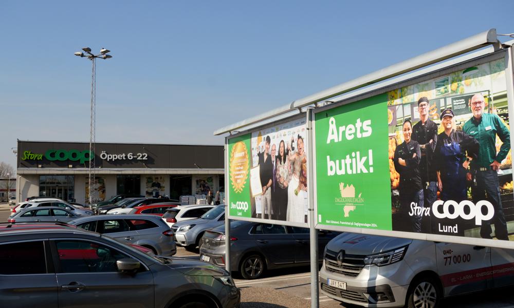 Stora Coop Lund annonserar stolt att butiken både vann Årets frukt- och gröntavdelning på Dagligvarugalan och var regionvinnare i Årets butik. Stora Coop Lund annonserar stolt att butiken både vann Årets frukt- och gröntavdelning på Dagligvarugalan och var regionvinnare i Årets butik.