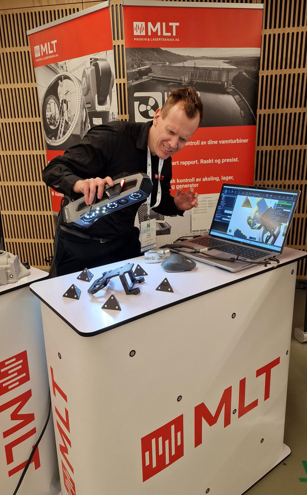Eivind Bleken fra MLT AS demonstrerer 3D-skanning med Creaform. Eivind Bleken fra MLT AS demonstrerer 3D-skanning med Creaform.