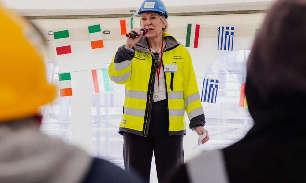 Projektdirektør Helle Gaub ved rejsegildet for universitetshospitalet i Køge. Projektdirektør Helle Gaub ved rejsegildet for universitetshospitalet i Køge.