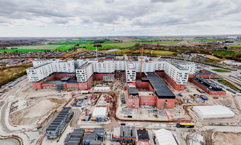 Første spadestik til supersygehuset i Køge blev taget i 2019. Planen er at det skal står færdigt næste år. Første spadestik til supersygehuset i Køge blev taget i 2019. Planen er at det skal står færdigt næste år.