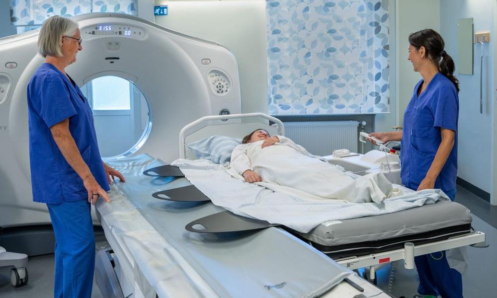 Atle är ett hjälpmedel för att flytta liggande patienter från en säng till en röntgenbrits eller undersökningsbord. Atle är ett hjälpmedel för att flytta liggande patienter från en säng till en röntgenbrits eller undersökningsbord.