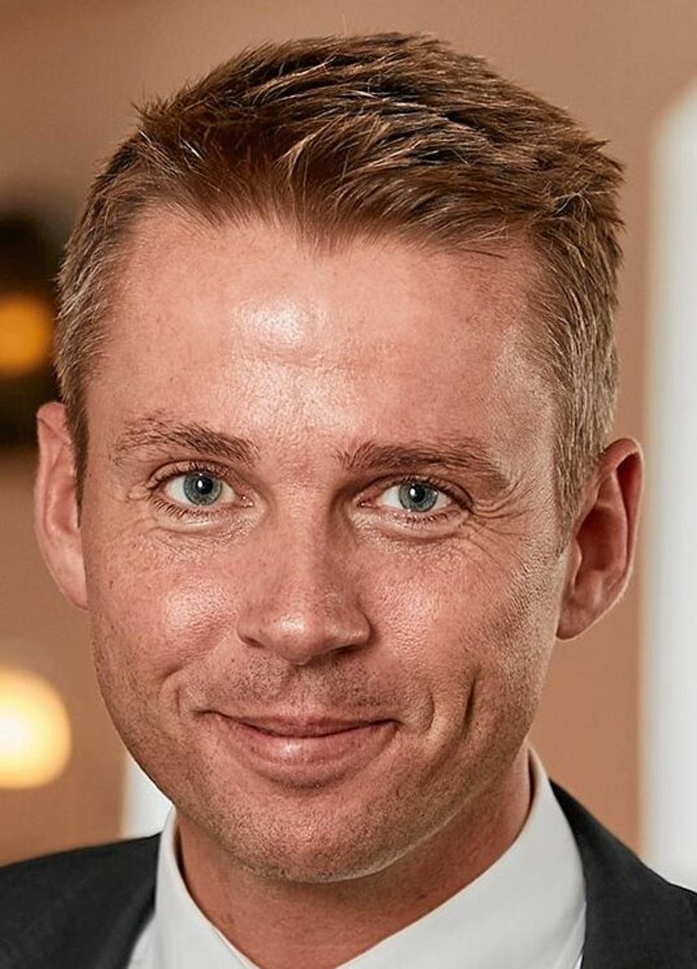 Anders Østergaard er koncernchef i Monjasa Holding A/S, som både rummer bunkerselskabet Monjasa, som er verdens 7. største bunkerleverandør, og havvindrederiet CBed, der driver specialskibe, som fungerer som flydende hoteller for offshore-medarbejdere i havvindindustrien.  Anders Østergaard er koncernchef i Monjasa Holding A/S, som både rummer bunkerselskabet Monjasa, som er verdens 7. største bunkerleverandør, og havvindrederiet CBed, der driver specialskibe, som fungerer som flydende hoteller for offshore-medarbejdere i havvindindustrien.