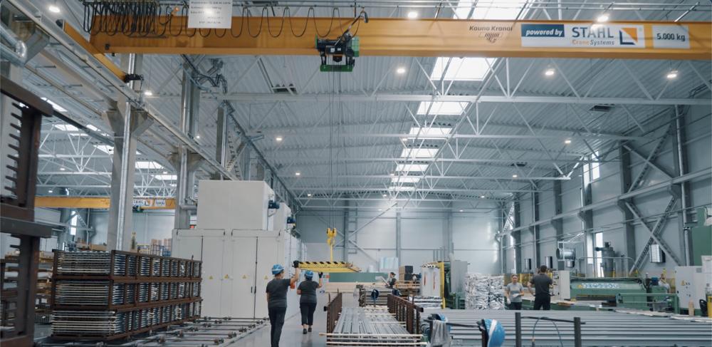 Aluflam extruderingsproces som indbefatter aluminiums ekstrudering, maskinbearbejdning og pulverlakering af færdige profiler. Aluflam extruderingsproces som indbefatter aluminiums ekstrudering, maskinbearbejdning og pulverlakering af færdige profiler.