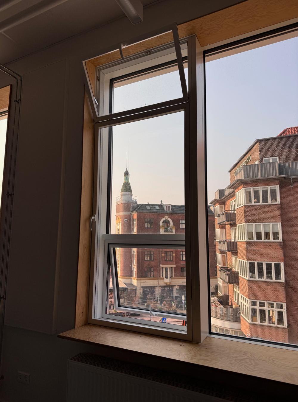 Ventilationsvindue med naturlig ventilation og dokumenteret lyddæmpning. Ventilationsvindue med naturlig ventilation og dokumenteret lyddæmpning.