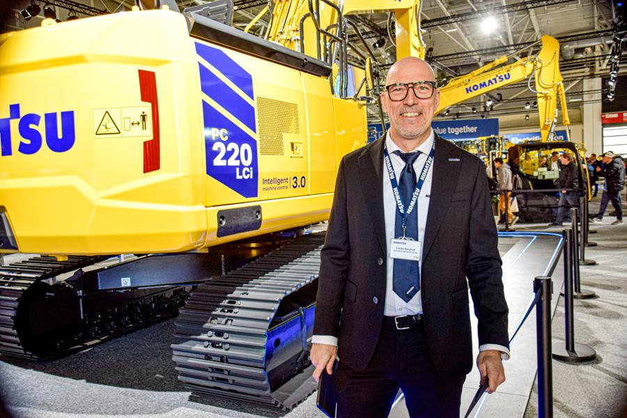 – Allt är nytt! Den har en ny Komatsumotor, ett förbättrat hydraulsystem och en ny och betydligt större hytt, den är både bredare och längre, förklarar Lucas Berghult. – Allt är nytt! Den har en ny Komatsumotor, ett förbättrat hydraulsystem och en ny och betydligt större hytt, den är både bredare och längre, förklarar Lucas Berghult.