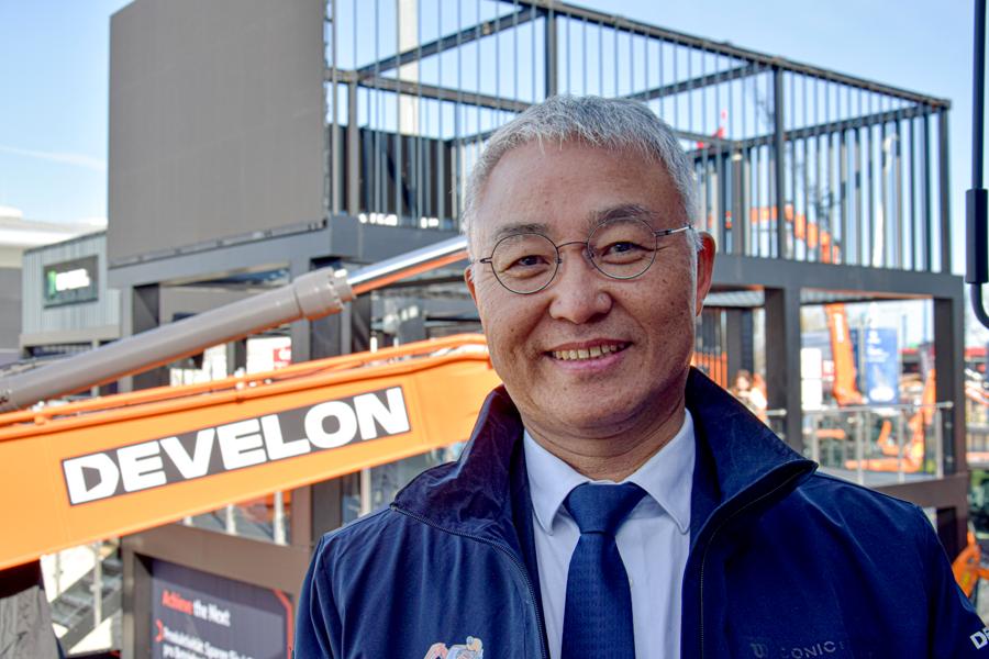 Seunghyun Oh, vd på HD Hyundai Infracore, lyfte också fram Develons framtidskoncept Real X.– Den är under utveckling, så fort kunderna är villiga att köpa är vi redo, förklarade han. Seunghyun Oh, vd på HD Hyundai Infracore, lyfte också fram Develons framtidskoncept Real X.– Den är under utveckling, så fort kunderna är villiga att köpa är vi redo, förklarade han.