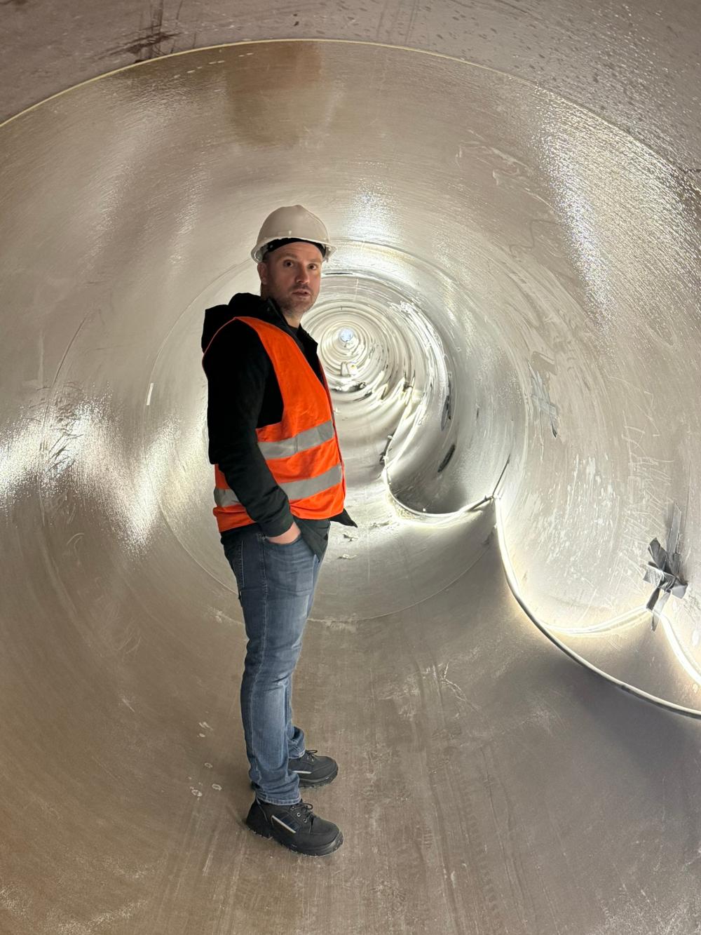 Er projekt i Danmark med 2 x 900 meter tunnelering anvendt som køleledning. Kasper Skak fra Amiblu besigtiger røret. Er projekt i Danmark med 2 x 900 meter tunnelering anvendt som køleledning. Kasper Skak fra Amiblu besigtiger røret.