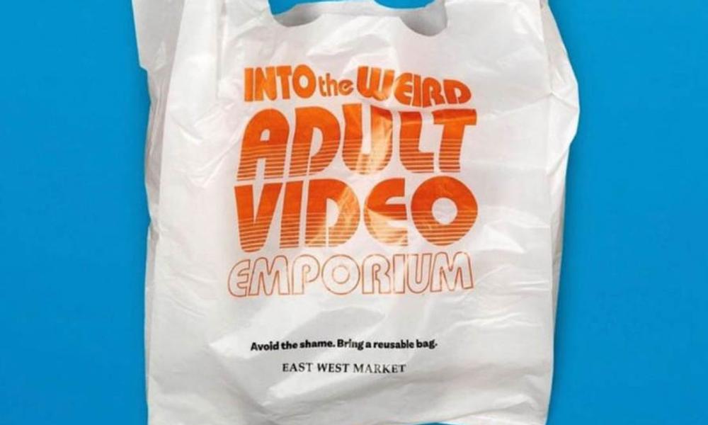 Hva vil folk tro? At man har posen full av Voksenfilmer? Hva vil folk tro? At man har posen full av Voksenfilmer?