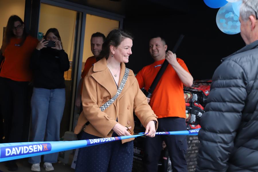 Billund Kommunes borgmester, Stephanie Storbank (V), klippede snoren, da Davidsens forretningen fredag den 11. april åbnede dørene til den nye del af butikken. Billund Kommunes borgmester, Stephanie Storbank (V), klippede snoren, da Davidsens forretningen fredag den 11. april åbnede dørene til den nye del af butikken.