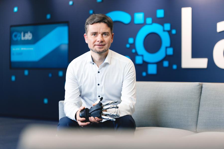 - Med programvare og simulering letter vi våre kunders inntreden i en verden av automatisering, sier Timo Gessmann, CTO i Schunk. - Med programvare og simulering letter vi våre kunders inntreden i en verden av automatisering, sier Timo Gessmann, CTO i Schunk.