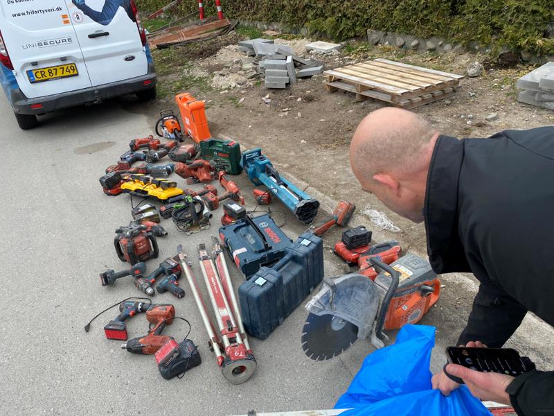 Selvom dele af værktøjet ikke kunne bevises stjålet, var entreprenøren CG Jensen mere heldig. Virksomheden havde fået stjålet værktøj for mere end 100.000 kr., men på grund af sporingsenheder blev det fundet i skuret i Hundige. Da det blev fundet var det gemt væk i et haveskur blå sække som den, der ses i bunden af billedet. Selvom dele af værktøjet ikke kunne bevises stjålet, var entreprenøren CG Jensen mere heldig. Virksomheden havde fået stjålet værktøj for mere end 100.000 kr., men på grund af sporingsenheder blev det fundet i skuret i Hundige. Da det blev fundet var det gemt væk i et haveskur blå sække som den, der ses i bunden af billedet.