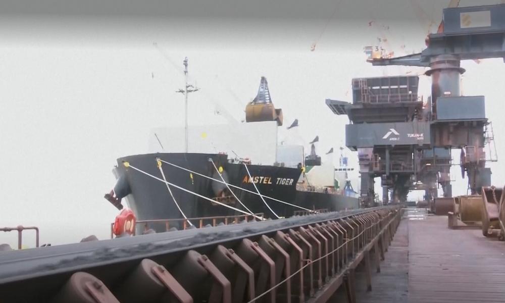 Råvarer på vei: Her kommer råvarene til Scunthorpe-stålverket i England. Råvarer på vei: Her kommer råvarene til Scunthorpe-stålverket i England.