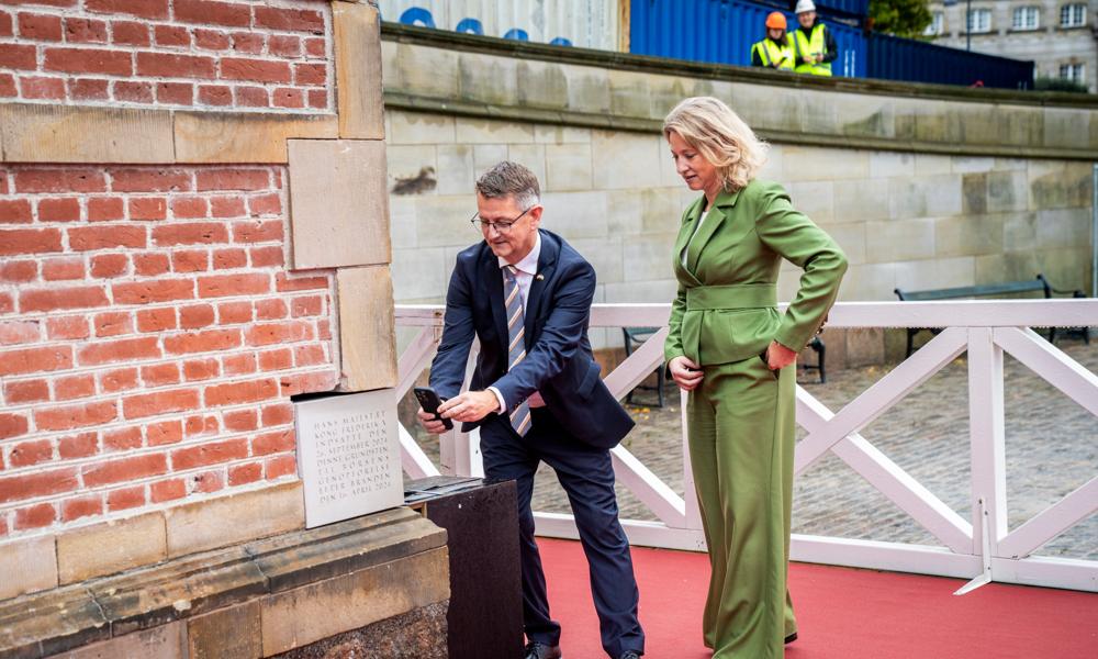 Social- og boligminister Sophie Hæstorp Andersen (S) og Minister for samfundssikkerhed og beredskab Torsten Schack Pedersen (V), ved indsættelsen af grundstenen for Børsens genopførelse i København, 26. september 2024. Social- og boligminister Sophie Hæstorp Andersen (S) og Minister for samfundssikkerhed og beredskab Torsten Schack Pedersen (V), ved indsættelsen af grundstenen for Børsens genopførelse i København, 26. september 2024.