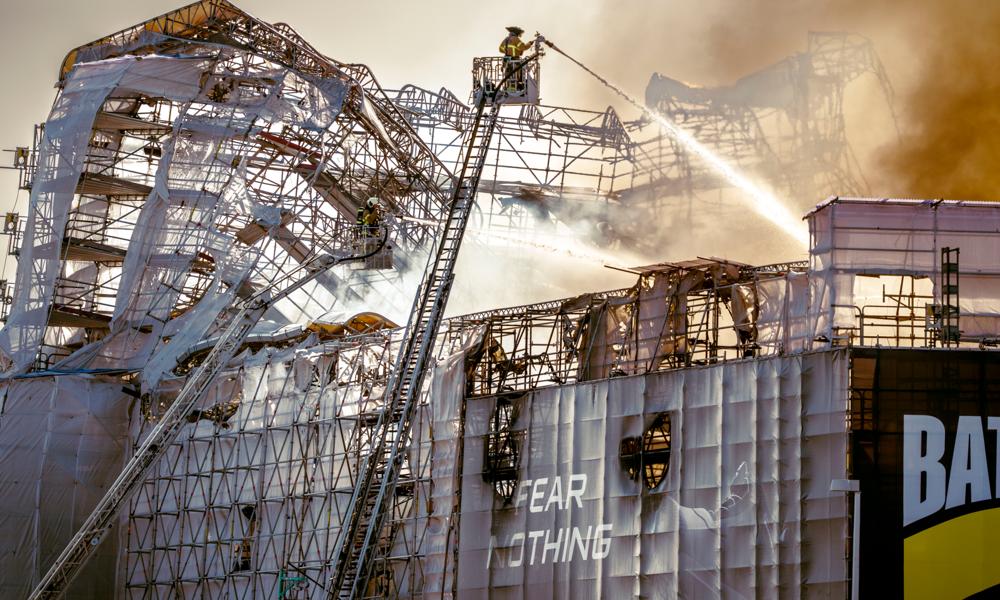 Flammerne fortærede dele af de 2.000 kvm overdækning, som Dansk Stillads Service havde på Børsen i København, da branden ramte tirsdag den 16. april 2024. Flammerne fortærede dele af de 2.000 kvm overdækning, som Dansk Stillads Service havde på Børsen i København, da branden ramte tirsdag den 16. april 2024.