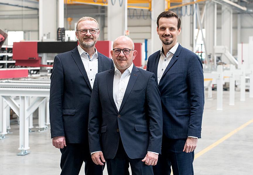 Ønsker velkommen til Steeldays: Fra venstre: Christian Behringer, som har ledet engineering-, salg- og markedsdivisjonene som managing partner siden 2000, Thomas Großkopf, som har vært ansvarlig for produksjon, kundeservice og arbeidssikkerhet som administrerende direktør siden 2023, og Andreas Behringer, som har vært administrerende direktør med ansvar for menneskelige ressurser, innkjøp, transformasjon og energiledelse siden 2023. Ønsker velkommen til Steeldays: Fra venstre: Christian Behringer, som har ledet engineering-, salg- og markedsdivisjonene som managing partner siden 2000, Thomas Großkopf, som har vært ansvarlig for produksjon, kundeservice og arbeidssikkerhet som administrerende direktør siden 2023, og Andreas Behringer, som har vært administrerende direktør med ansvar for menneskelige ressurser, innkjøp, transformasjon og energiledelse siden 2023.