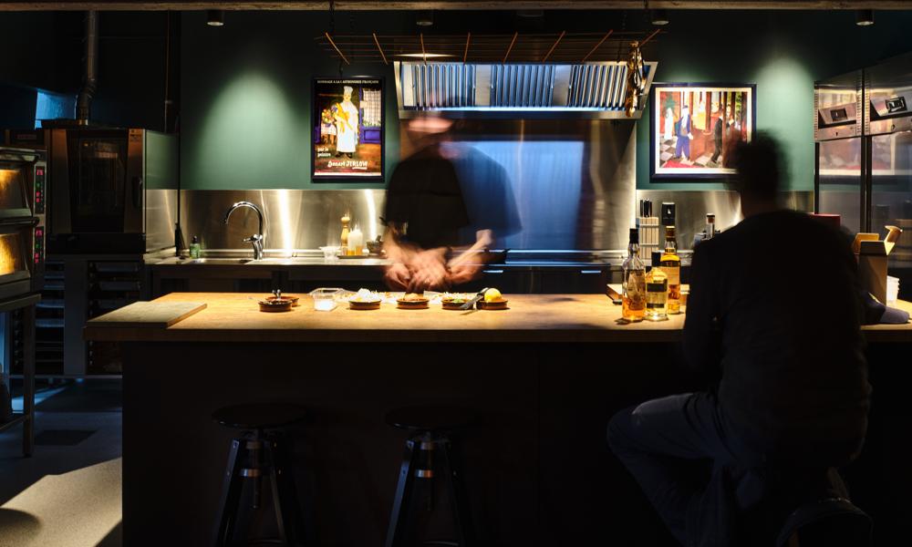 Stjärnkrögaren Anton Bjuhr driver matstudion Dörr 6H i en gammal fabrikslokal. Stjärnkrögaren Anton Bjuhr driver matstudion Dörr 6H i en gammal fabrikslokal.