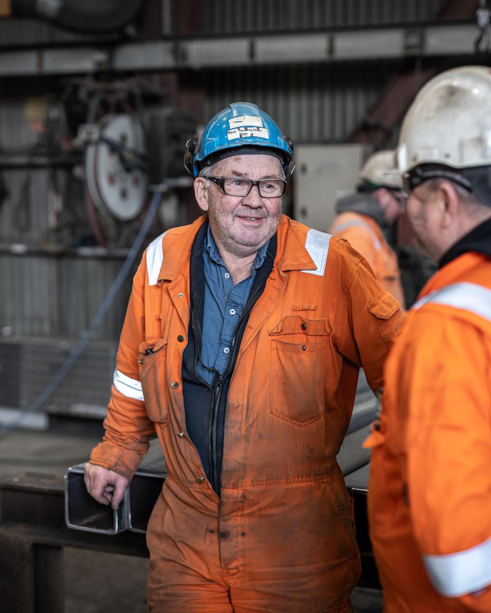 30 år: Westcon Yards har vært arbeidsplassen til Henning Slåke i 30 år. Her i samtale med en god kollega. 30 år: Westcon Yards har vært arbeidsplassen til Henning Slåke i 30 år. Her i samtale med en god kollega.