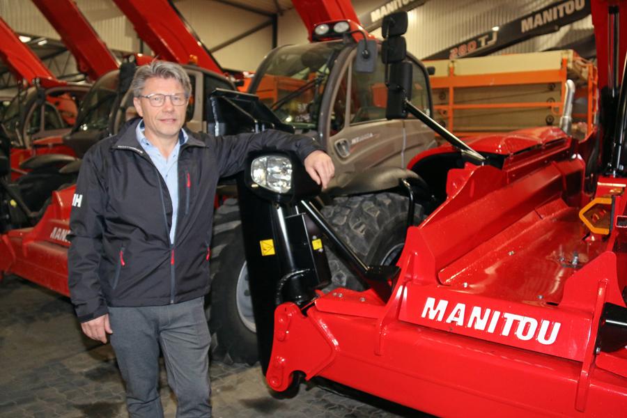 Claus Bjerregaard vid en Manitou teleskoplastare som har fått Premium-status efter renovering. Claus Bjerregaard vid en Manitou teleskoplastare som har fått Premium-status efter renovering.