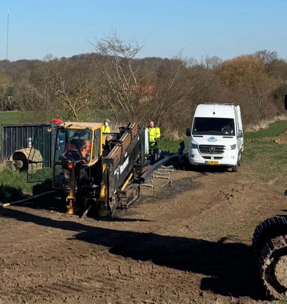 Ved kloak- og drænprojekter for landmænd stilles der særligt store krav til præcision, fordi rør med fald skal lægges helt nøjagtigt efter tegningerne. Ved kloak- og drænprojekter for landmænd stilles der særligt store krav til præcision, fordi rør med fald skal lægges helt nøjagtigt efter tegningerne.