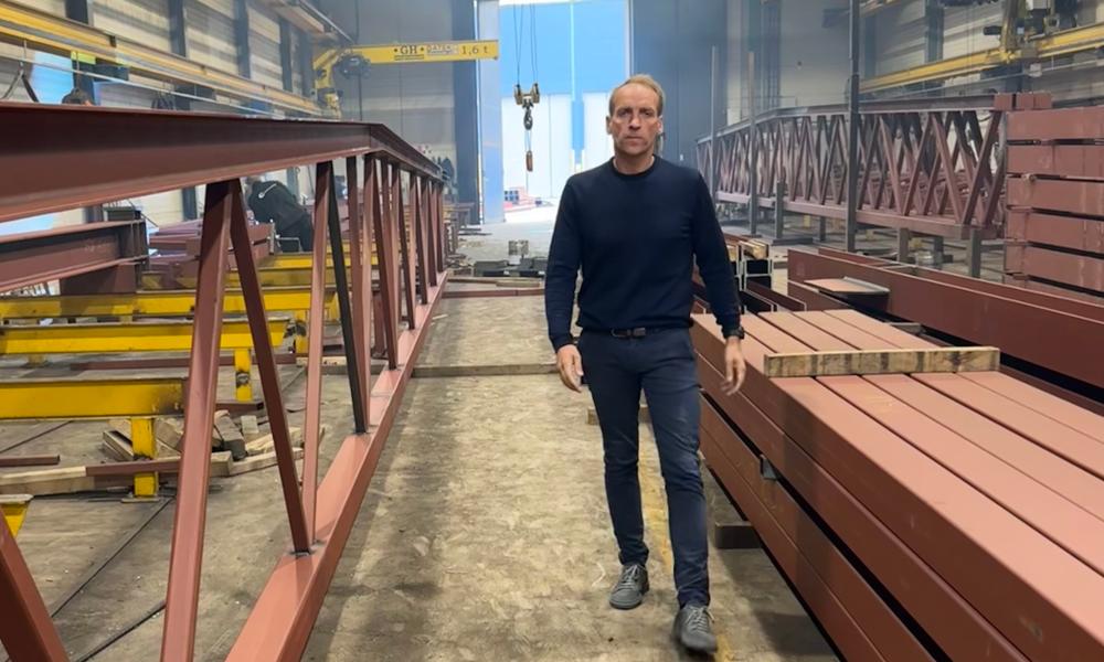 Sveirge: - Vi har sikret oss tre nye kontrakter i Sverige, sier markedsdirektør i IPOA, Kjetil Hustad. Stålentreprenøren leverer 18500 tonn med stål årlig. Sveirge: - Vi har sikret oss tre nye kontrakter i Sverige, sier markedsdirektør i IPOA, Kjetil Hustad. Stålentreprenøren leverer 18500 tonn med stål årlig.