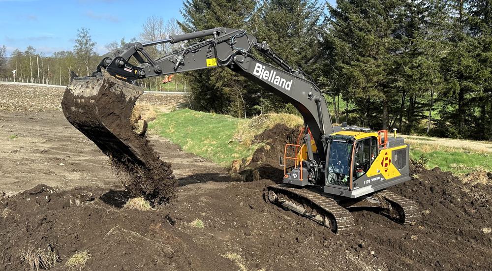 Planering av overskuddsmasser passet godt for den nye Volvo EC250E gravemaskinen. Planering av overskuddsmasser passet godt for den nye Volvo EC250E gravemaskinen.