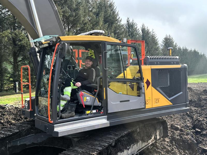 Tor Gunnar Vestly har jobbet i Bjelland siden 2. januar i år, så han synes det var luksus å være den som fikk ny maskin akkurat nå. Tor Gunnar Vestly har jobbet i Bjelland siden 2. januar i år, så han synes det var luksus å være den som fikk ny maskin akkurat nå.