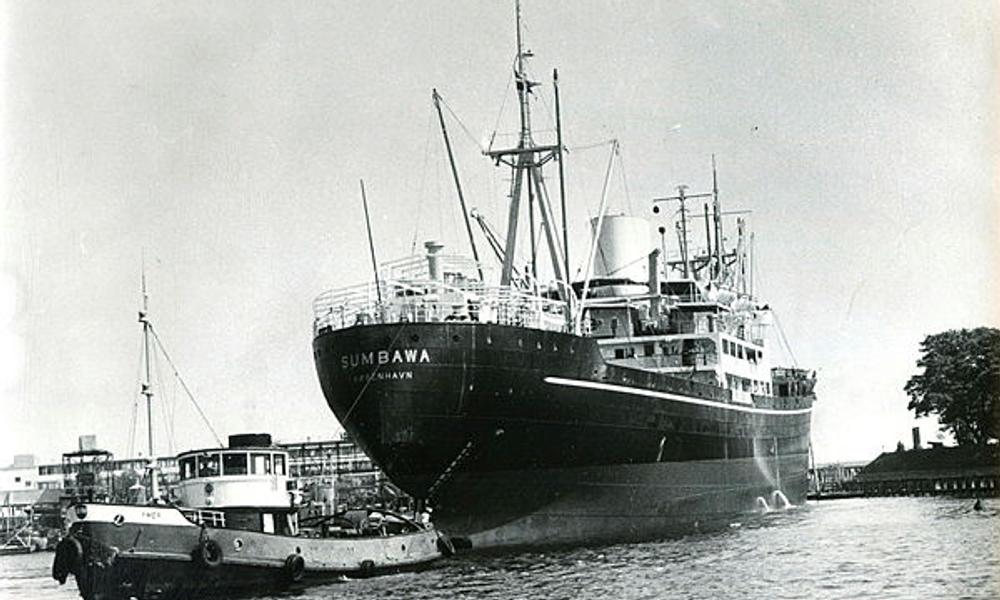 'Sumbawa' bygget 1953 i Nakskov - ses under bugsering fra B&W. Sejlede i 19 år for ØK, hvor den udførte 42 rejser hovedsageligt til Østen og Australien. Den blev solgt til Kina i 1972. 'Sumbawa' bygget 1953 i Nakskov - ses under bugsering fra B&W. Sejlede i 19 år for ØK, hvor den udførte 42 rejser hovedsageligt til Østen og Australien. Den blev solgt til Kina i 1972.