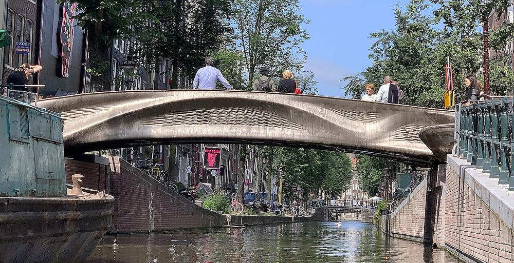 Den 3D-printede midlertidige Stoofbrug over Oudezijds Achterburgwal. Den 3D-printede midlertidige Stoofbrug over Oudezijds Achterburgwal.