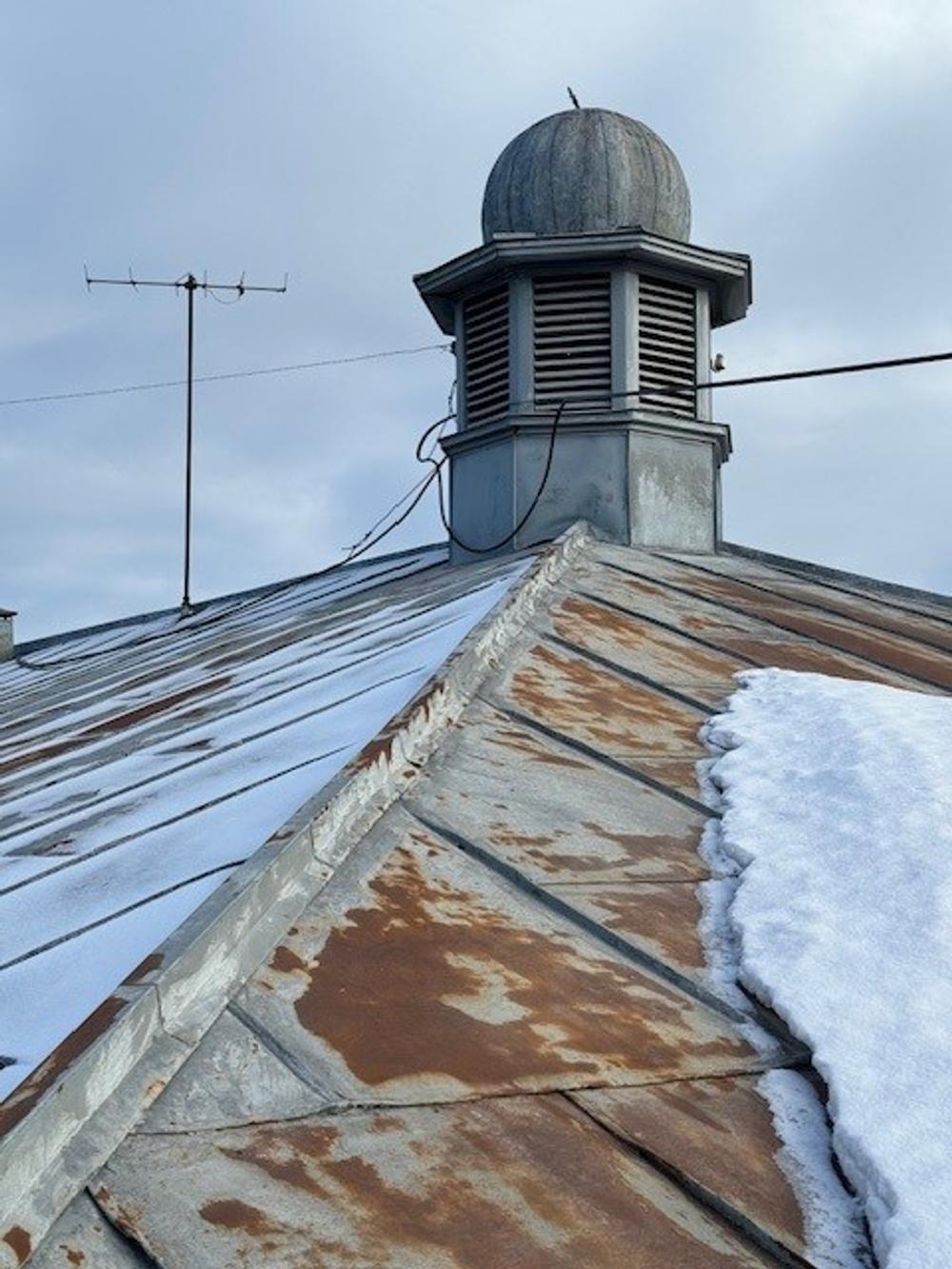 - Det er fint å se at tradisjonelle håndverk fortsatt prioriteres i norske byggeprosjekter. Sophies Minde er et godt eksempel på hvordan man kan kombinere moderne krav med klassiske metoder mener Alexander Johansen, blikkenslager og prosjektleder i Storo Blikkenslagerverksted AS. - Det er fint å se at tradisjonelle håndverk fortsatt prioriteres i norske byggeprosjekter. Sophies Minde er et godt eksempel på hvordan man kan kombinere moderne krav med klassiske metoder mener Alexander Johansen, blikkenslager og prosjektleder i Storo Blikkenslagerverksted AS.