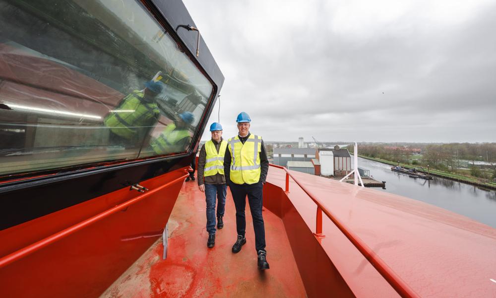 Nyt CEO-skib søsættes og navngives den 14. maj 2025. På billedet ses Mads Gade fra Ineos (forrest) og Guus van der Linde fra det hollandske værft Royal Wagenborg. Nyt CEO-skib søsættes og navngives den 14. maj 2025. På billedet ses Mads Gade fra Ineos (forrest) og Guus van der Linde fra det hollandske værft Royal Wagenborg.