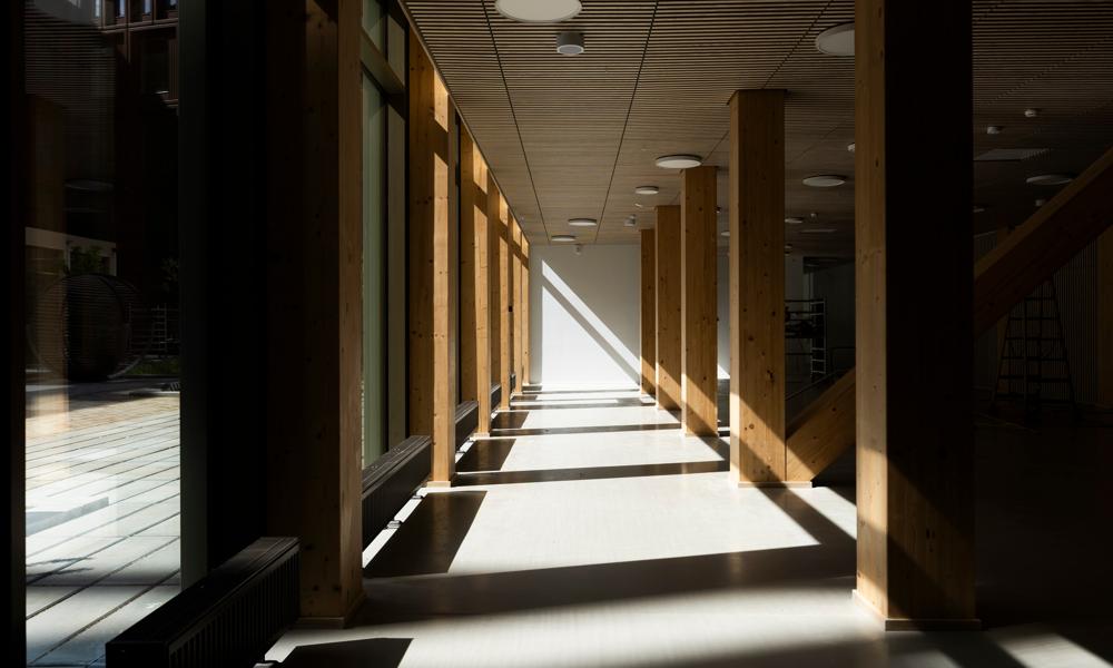 NCC afleveret kontorbyggeriet WoodHub i Odense til Bygningsstyrelsen 2. maj 2025. Træ bruges i stor skala til at skabe kontormiljøet. NCC afleveret kontorbyggeriet WoodHub i Odense til Bygningsstyrelsen 2. maj 2025. Træ bruges i stor skala til at skabe kontormiljøet.