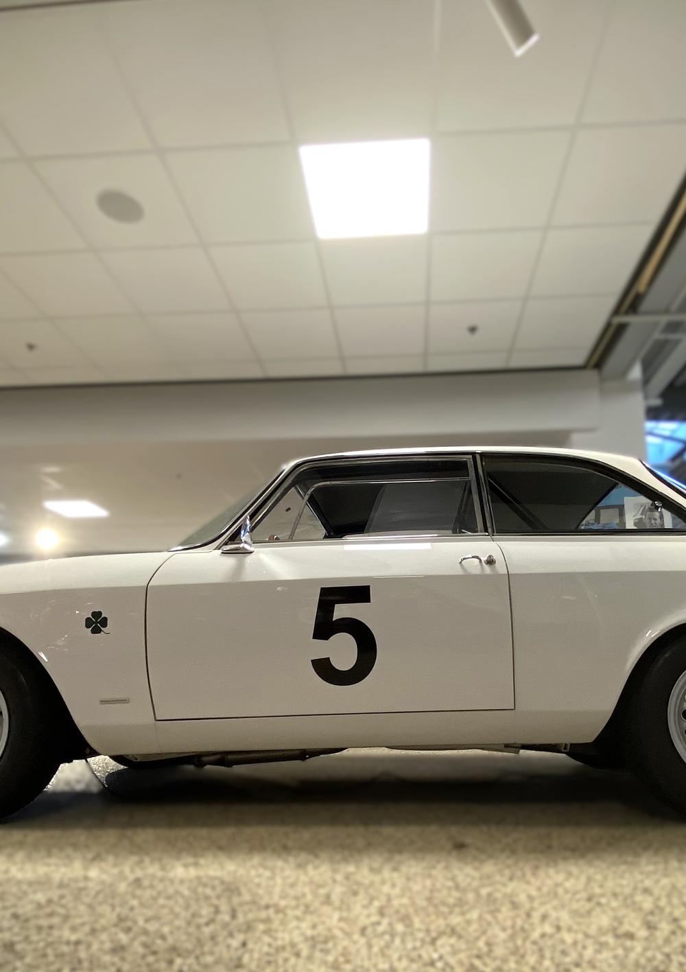 En Alfa Romeo i uskyldsren hvid bemaling. Bilen er på danske hænder; den tilhører Kasper Westberg. Den var i øvrigt en af perlerne på sidste vinters racerbiludstilling på Sommer’s Automobile Museum i Nærum ved København. En Alfa Romeo i uskyldsren hvid bemaling. Bilen er på danske hænder; den tilhører Kasper Westberg. Den var i øvrigt en af perlerne på sidste vinters racerbiludstilling på Sommer’s Automobile Museum i Nærum ved København.