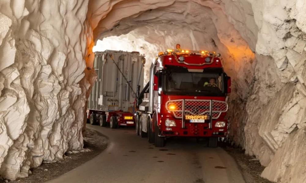 Tunnel-utfordring: I tunnelen måtte transporten stoppe opp og utstyret senkes helt ned. Tunnel-utfordring: I tunnelen måtte transporten stoppe opp og utstyret senkes helt ned.