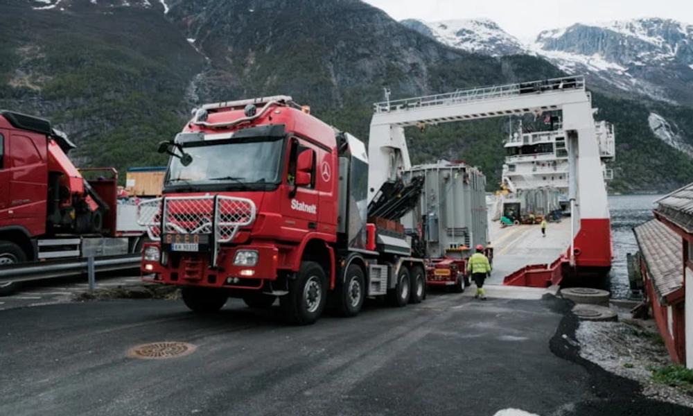 Lang transport: Transformatorene er produsert i Sør-Korea. Statnetts spesialfartøy Elektron har fraktet transformatorene fra Nederland til Tyssedal. Lang transport: Transformatorene er produsert i Sør-Korea. Statnetts spesialfartøy Elektron har fraktet transformatorene fra Nederland til Tyssedal.